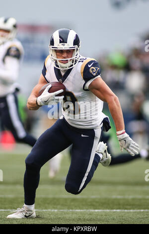 Seattle, WA, Stati Uniti d'America. Xvii Dec, 2017. Los Angeles Rams wide receiver Kupp Cooper (18) corre con la palla durante una partita tra i Los Angeles Rams e Seattle Seahawks al campo CenturyLink a Seattle, WA. Sean marrone/CSM/Alamy Live News Foto Stock