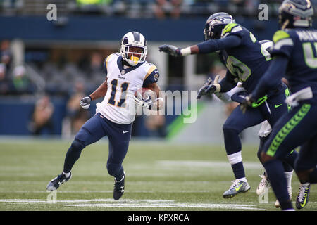 Seattle, WA, Stati Uniti d'America. Xvii Dec, 2017. Los Angeles Rams wide receiver Tavon Austin (11) corre con la palla durante una partita tra i Los Angeles Rams e Seattle Seahawks al campo CenturyLink a Seattle, WA. Sean marrone/CSM/Alamy Live News Foto Stock