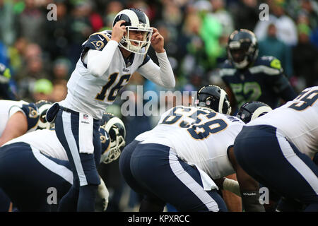 Seattle, WA, Stati Uniti d'America. Xvii Dec, 2017. Los Angeles Rams quarterback Jared Goff (16) chiede un segnale acustico durante un gioco tra il Los Angeles Rams e Seattle Seahawks al campo CenturyLink a Seattle, WA. Sean marrone/CSM/Alamy Live News Foto Stock