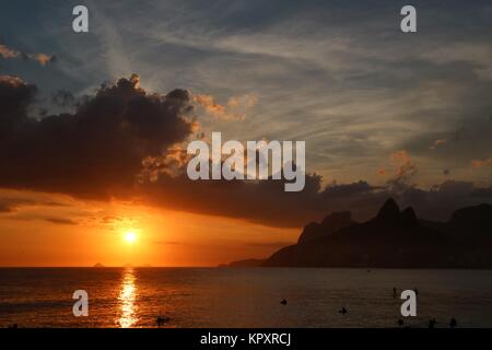 Rio de Janeiro, Brasile. Xvi Dec, 2017. Meteo Rio: uno splendido tramonto visto da Arpoador Beach, con Morro Dois Irmãos (due fratelli Hill) e Pedra da Gávea (Gavea Rock) visto in background. Credito: Maria Adelaide Silva/Alamy Live News Foto Stock