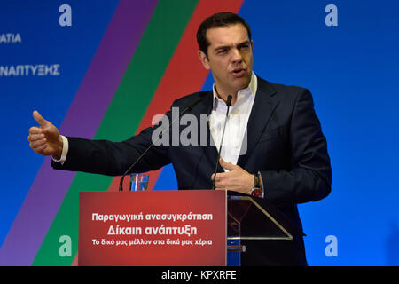 Elefsis, Grecia, xvii Dec, 2017. Il Primo Ministro greco Alexis Tsipras colloqui presso il congresso regionale per la ricostruzione produttiva di Attica occidentale a seguito delle recenti inondazioni devastanti nella città di Mandra in Elefsis, Grecia. Credito: Nicolas Koutsokostas/Alamy Live News Foto Stock