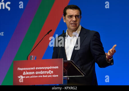 Elefsis, Grecia, xvii Dec, 2017. Il Primo Ministro greco Alexis Tsipras colloqui presso il congresso regionale per la ricostruzione produttiva di Attica occidentale a seguito delle recenti inondazioni devastanti nella città di Mandra in Elefsis, Grecia. Credito: Nicolas Koutsokostas/Alamy Live News Foto Stock