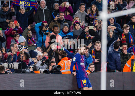 Barcellona, Spagna. Xvii Dec, 2017. Spagna - XVII di dicembre: Barcellona avanti Lionel Messi (10) e ventilatori durante il match tra FC Barcelona contro Deportivo Coruna, per il round 16 del Liga Santander, giocato al Camp Nou Stadium il 17 dicembre 2017 a Barcellona, Spagna. (Credit: GTO/Urbanandsport/Gtres Online) Credito: Gtres Información más Comuniación on line, S.L./Alamy Live News Foto Stock