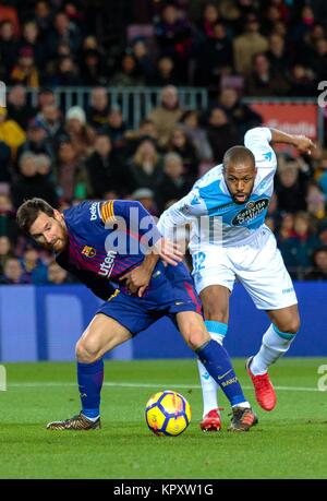 Barcellona, Spagna. Xvii Dec, 2017. FC Barcellona il Lionel Messi (L) e RC Deportivo La Da-Silva Sidnei vies per la sfera durante un campionato spagnolo match tra FC Barcelona e RC Deportivo di Barcellona, Spagna, Dic 17, 2017. Credito: Joan Gosa/Xinhua/Alamy Live News Foto Stock