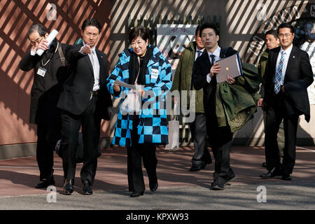 Tokyo, Giappone. Dicembre 18, 2017, Tokyo governatore Yuriko Koike (C) visite la nuova panda gigante cub Xiang Xiang presso lo Zoo di Ueno su dicembre 18, 2017, Tokyo, Giappone. Koike ha partecipato ad una cerimonia di presentazione per lo Zoo di Ueno la nuova panda femmina cub Xiang Xiang che è nato il 12 giugno 2017. Xiang Xiang, il che significa ''fragranza o popolare" in cinese, è la quinta cub per essere nato nel giardino zoologico e sarà mostrata al pubblico a partire dicembre 19. Credito: Rodrigo Reyes Marin/AFLO/Alamy Live News Foto Stock