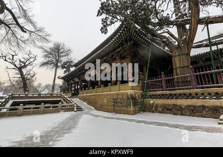 Taiyuan, Taiyuan, Cina. Xiv Dic, 2017. Taiyuan, Cina-14th Dicembre 2017:(solo uso editoriale. Cina OUT).Il tempio Jinci è coperto da neve di Taiyuan, del nord della Cina nella provincia dello Shanxi.Tempio Jinci, noto anche come Jin Tempio Ancestrale, è una combinazione di interesse storico reliquie culturali e splendidi paesaggi. Tempio di Jinci è famosa in tutto il mondo perché si tratta di un antico tempio ancestrale. Credito: SIPA Asia/ZUMA filo/Alamy Live News Foto Stock