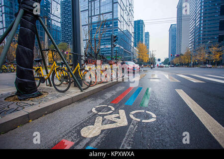 Chengdu Chengdu, in Cina. Xviii Dicembre, 2017. Chengdu, Cina-17th Dicembre 2017:(solo uso editoriale. Cina OUT).Il "Rainbow bicicletta Lane' può essere visto sulla strada di Chengdu, a sud-ovest della Cina di provincia di Sichuan. Credito: SIPA Asia/ZUMA filo/Alamy Live News Foto Stock