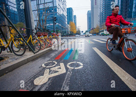 Chengdu Chengdu, in Cina. Xviii Dicembre, 2017. Chengdu, Cina-17th Dicembre 2017:(solo uso editoriale. Cina OUT).Il "Rainbow bicicletta Lane' può essere visto sulla strada di Chengdu, a sud-ovest della Cina di provincia di Sichuan. Credito: SIPA Asia/ZUMA filo/Alamy Live News Foto Stock