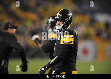 Dec 17th, 2017: Steelers Ben Roethlisberger #7 durante il New England Patriots vs Pittsburgh Steelers gioco all'Heinz Field di Pittsburgh, PA. Jason Pohuski/CSM Foto Stock