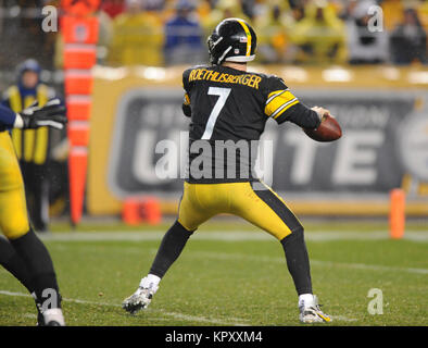 Dec 17th, 2017: Steelers Ben Roethlisberger #7 durante il New England Patriots vs Pittsburgh Steelers gioco all'Heinz Field di Pittsburgh, PA. Jason Pohuski/CSM Foto Stock