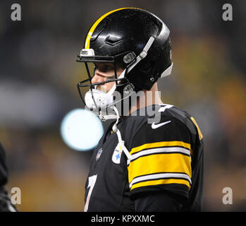 Dec 17th, 2017: Steelers Ben Roethlisberger #7 durante il New England Patriots vs Pittsburgh Steelers gioco all'Heinz Field di Pittsburgh, PA. Jason Pohuski/CSM Foto Stock