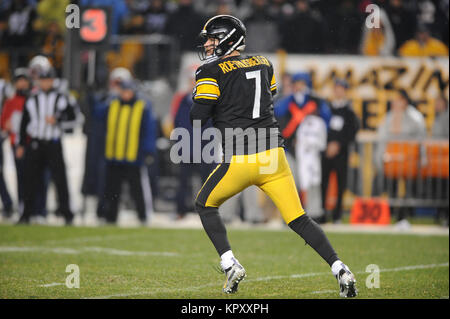 Dec 17th, 2017: Steelers Ben Roethlisberger #7 durante il New England Patriots vs Pittsburgh Steelers gioco all'Heinz Field di Pittsburgh, PA. Jason Pohuski/CSM Foto Stock