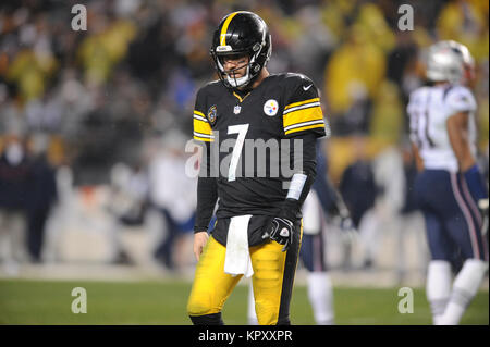 Dec 17th, 2017: Steelers Ben Roethlisberger #7 durante il New England Patriots vs Pittsburgh Steelers gioco all'Heinz Field di Pittsburgh, PA. Jason Pohuski/CSM Foto Stock