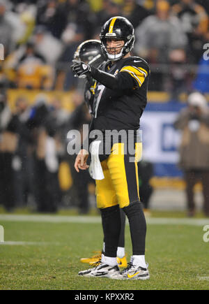 Dec 17th, 2017: Steelers Ben Roethlisberger #7 durante il New England Patriots vs Pittsburgh Steelers gioco all'Heinz Field di Pittsburgh, PA. Jason Pohuski/CSM Foto Stock