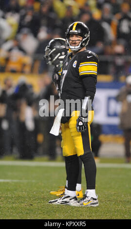 Dec 17th, 2017: Steelers Ben Roethlisberger #7 durante il New England Patriots vs Pittsburgh Steelers gioco all'Heinz Field di Pittsburgh, PA. Jason Pohuski/CSM Foto Stock