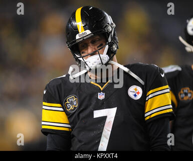 Dec 17th, 2017: Steelers Ben Roethlisberger #7 durante il New England Patriots vs Pittsburgh Steelers gioco all'Heinz Field di Pittsburgh, PA. Jason Pohuski/CSM Foto Stock