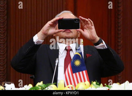 Colombo, Sri Lanka. Xviii Dicembre, 2017. La Malaysia ha il Primo Ministro Najib Razak prendere, s foto durante una cerimonia bilaterale in Colombo, Sri Lanka Dicembre 18, 2017. Credito: Pradeep Dambarage/Alamy Live News Foto Stock