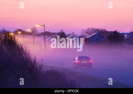 Southport, Merseyside. Nebbia fitta. Xviii Dicembre 2017. Regno Unito Meteo. Pendolari sul loro modo di lavorare sono state soddisfatte dalle difficili condizioni di guida questa mattina come una coltre di nebbia fitta scendeva lungo la costa nord-occidentale a Southport nel Merseyside. Credito: Cernan Elias/Alamy Live News Foto Stock