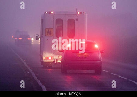 Southport, Merseyside. Nebbia fitta. Xviii Dicembre 2017. Regno Unito Meteo. Pendolari sul loro modo di lavorare sono state soddisfatte dalle difficili condizioni di guida questa mattina come una coltre di nebbia fitta scendeva lungo la costa nord-occidentale a Southport nel Merseyside. Credito: Cernan Elias/Alamy Live News Foto Stock