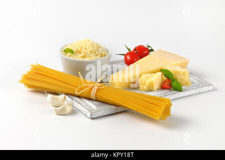 Il formaggio parmigiano reggiano, verdure e spaghetti Foto Stock