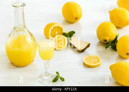 Italiano tradizionale liquore limoncello con il limone Foto Stock