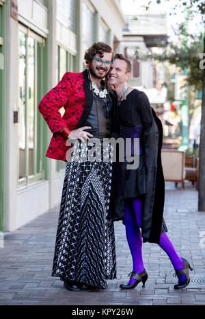 Sorridere i giovani di sesso maschile di fluido Foto Stock