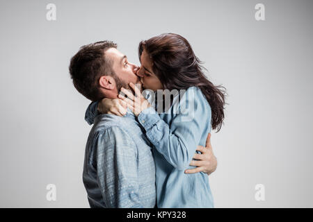 Ritratto di coppia felice su sfondo grigio Foto Stock