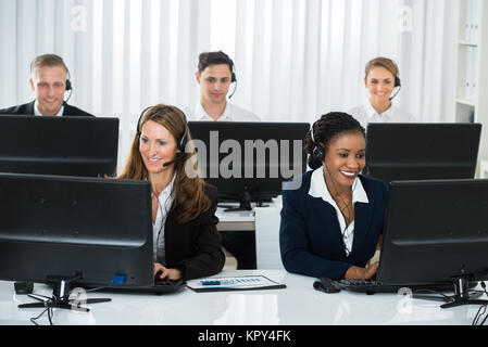 Il team di operatori che lavorano in Call Center Foto Stock