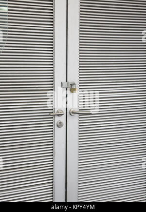 Acciaio texture strippato porta bloccata Foto Stock