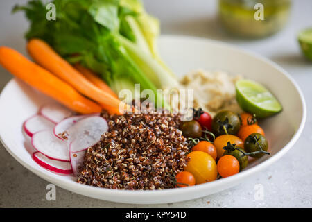 La quinoa con sedano, carota e hummus insalata Foto Stock