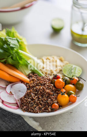 La quinoa con sedano, carota e hummus insalata Foto Stock