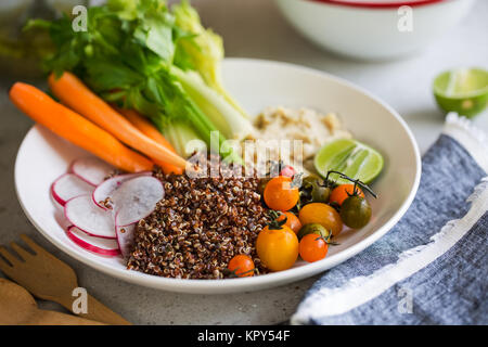 La quinoa con sedano, carota e hummus insalata Foto Stock