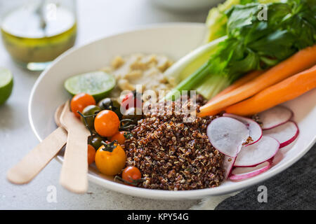 La quinoa con sedano, carota e hummus insalata Foto Stock