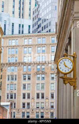 Un vecchio orologio alla moda nel centro cittadino di Boston Foto Stock