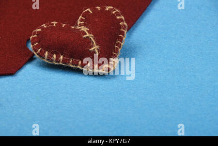 Sentivo artigianato e arte cuore marrone tagliati su blu Foto Stock