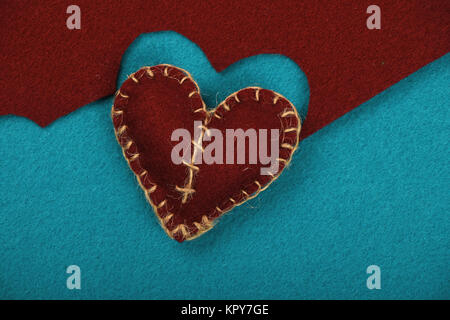 Sentivo artigianato e arte cuore marrone tagliati su blu Foto Stock