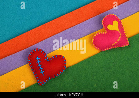 Artigianato e arte due cuori in feltro su strisce Foto Stock