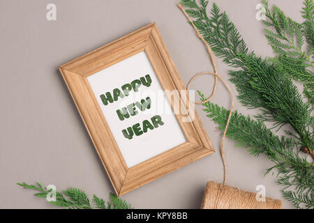 Felice Anno Nuovo. Confezioni regalo collezione avvolti in carta kraft e blank photo frame per il testo. Foto Stock