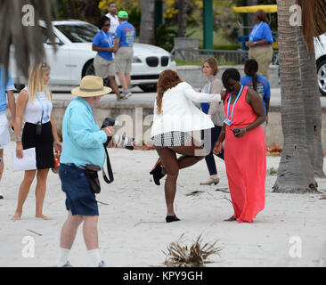 KEY BISCAYNE, FL - MARZO 29: Serena Williams di gli Stati Uniti pone per le fotografie su Crandon Park beach dopo la sua retta fissa la vittoria contro Li Na della Cina durante la loro partita finale durante il giorno 13 presso il Sony Open a Crandon Park Tennis Center su marzo il 29 marzo 2014 in Key Biscayne, Florida. Persone: Serena Williams Foto Stock