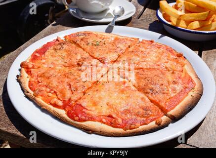 Formaggio e pomodoro pizza Margherita su un ristorante in legno tavolo, Gozo, Malta, l'Europa. Foto Stock