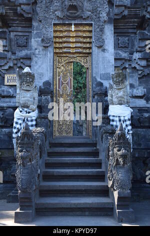 Una bella porta decorata all'interno di Goa Lawah tempio indù di Bali, Indonesia Foto Stock