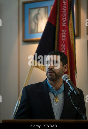 Il cap. (R) Florent Groberg, Medal of Honor destinatario, gli indirizzi dei partecipanti durante una medaglia d'onore donazione cerimonia in occasione della quarta divisione di fanteria sede, Fort Carson, Colo., 7 dicembre, 2017. "È il più grande onore in tutto il mondo per essere qui in mezzo a voi tutti, per restituire la medaglia per la sua casa ... Questa medaglia è troppo grande per noi non ci rappresentano come individui, è impossibile. Questa medaglia rappresenta ogni individuo che abbia mai indossato l'uniforme ..." -- Capt. (R) Florent Groberg. (U.S. Esercito Foto Stock