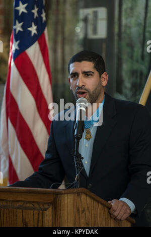 Il cap. (R) Florent Groberg, Medal of Honor destinatario, gli indirizzi dei partecipanti durante una medaglia d'onore donazione cerimonia in occasione della quarta divisione di fanteria sede, Fort Carson, Colo., 7 dicembre, 2017. "È il più grande onore in tutto il mondo per essere qui in mezzo a voi tutti, per restituire la medaglia per la sua casa ... Questa medaglia è troppo grande per noi non ci rappresentano come individui, è impossibile. Questa medaglia rappresenta ogni individuo che abbia mai indossato l'uniforme ..." -- Capt. (R) Florent Groberg. (U.S. Esercito Foto Stock