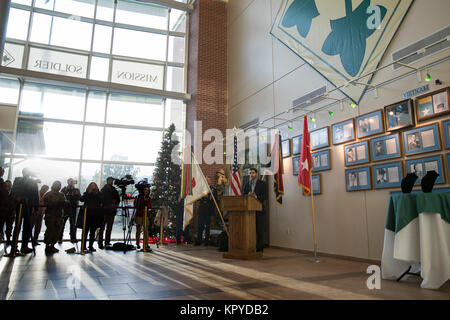 Il cap. (R) Florent Groberg, Medal of Honor destinatario, gli indirizzi dei partecipanti durante una medaglia d'onore donazione cerimonia in occasione della quarta divisione di fanteria sede, Fort Carson, Colo., 7 dicembre, 2017. "È il più grande onore in tutto il mondo per essere qui in mezzo a voi tutti, per restituire la medaglia per la sua casa ... Questa medaglia è troppo grande per noi non ci rappresentano come individui, è impossibile. Questa medaglia rappresenta ogni individuo che abbia mai indossato l'uniforme ..." -- Capt. (R) Florent Groberg. (U.S. Esercito Foto Stock