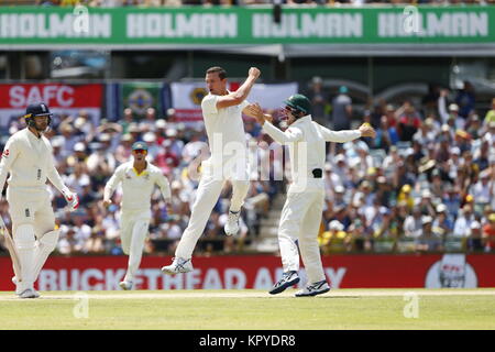 Australia Josh Hazelwood celebra il paletto di Mark Stoneman durante il giorno quattro delle ceneri Test match al WACA Ground, Perth. Foto Stock