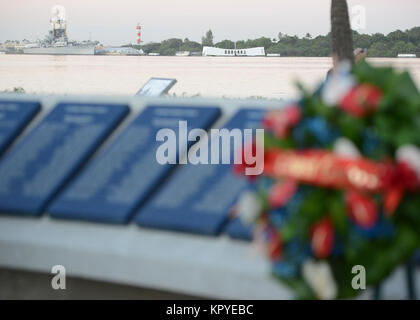 La USS Arizona Memorial e la USS Missouri sono mostrati durante il sunrise prima della 76th commemorazione dell'attacco a Pearl Harbor alla II Guerra Mondiale Valor nel Pacifico monumento nazionale, Oahu, 7 dicembre, 2017. Pearl Harbor superstiti, la II Guerra Mondiale Veterani, organi di servizio, veterani e civili si sono riuniti per ricordare e pagare il loro rispetto a quelli che hanno combattuto e hanno perso la vita durante l'attacco di Pearl Harbor. (U.S. Coast Guard Foto Stock