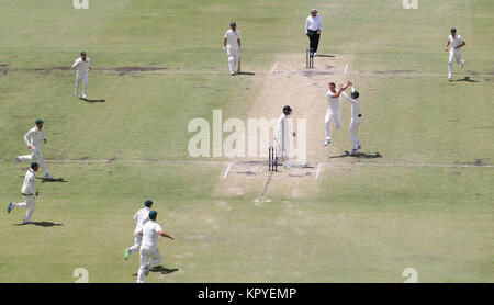 Australia Josh Hazelwood celebra il paletto di Mark Stoneman durante il giorno quattro delle ceneri Test match al WACA Ground, Perth. Foto Stock