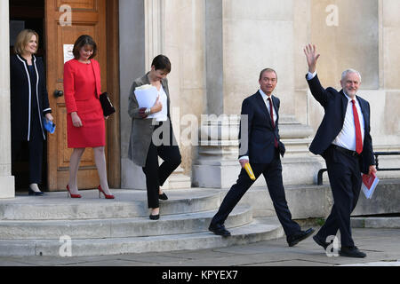 Revisione dell'anno 2017: Maggio: (da sinistra a destra) Home Secretary Ambra Rudd, Plaid Cymru leader Leanne legno, Partito Verde co-leader Caroline Lucas, (L) dei liberali democratici leader Tim Farron e leader laburista Jeremy Corbyn, arrivano a prendere parte alla BBC dibattito elettorale ospitato da BBC News presenter Mishal Husain, che è stato trasmesso in diretta dal Senato dell'Università di Cambridge. Foto Stock