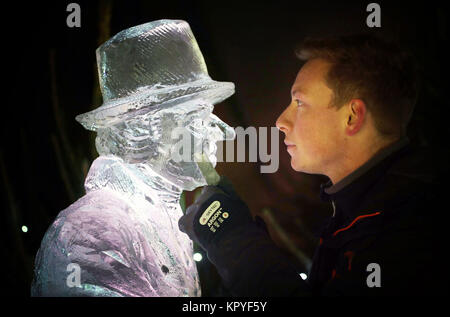 Revisione dell'anno 2017: Novembre: maestro scultore di ghiaccio Jack Hackney mette i tocchi di rifinitura per una scultura di ghiaccio del pattinaggio il Ministro, che ha fatto parte della mostra il ghiaccio avventura: un viaggio attraverso la Scozia congelati in George Street, Edimburgo. Foto Stock