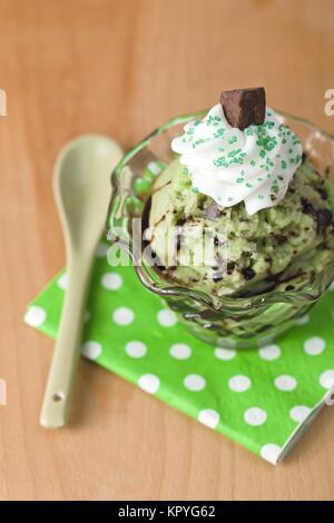 Mint choco chip gelato ciotola con glassa Foto Stock